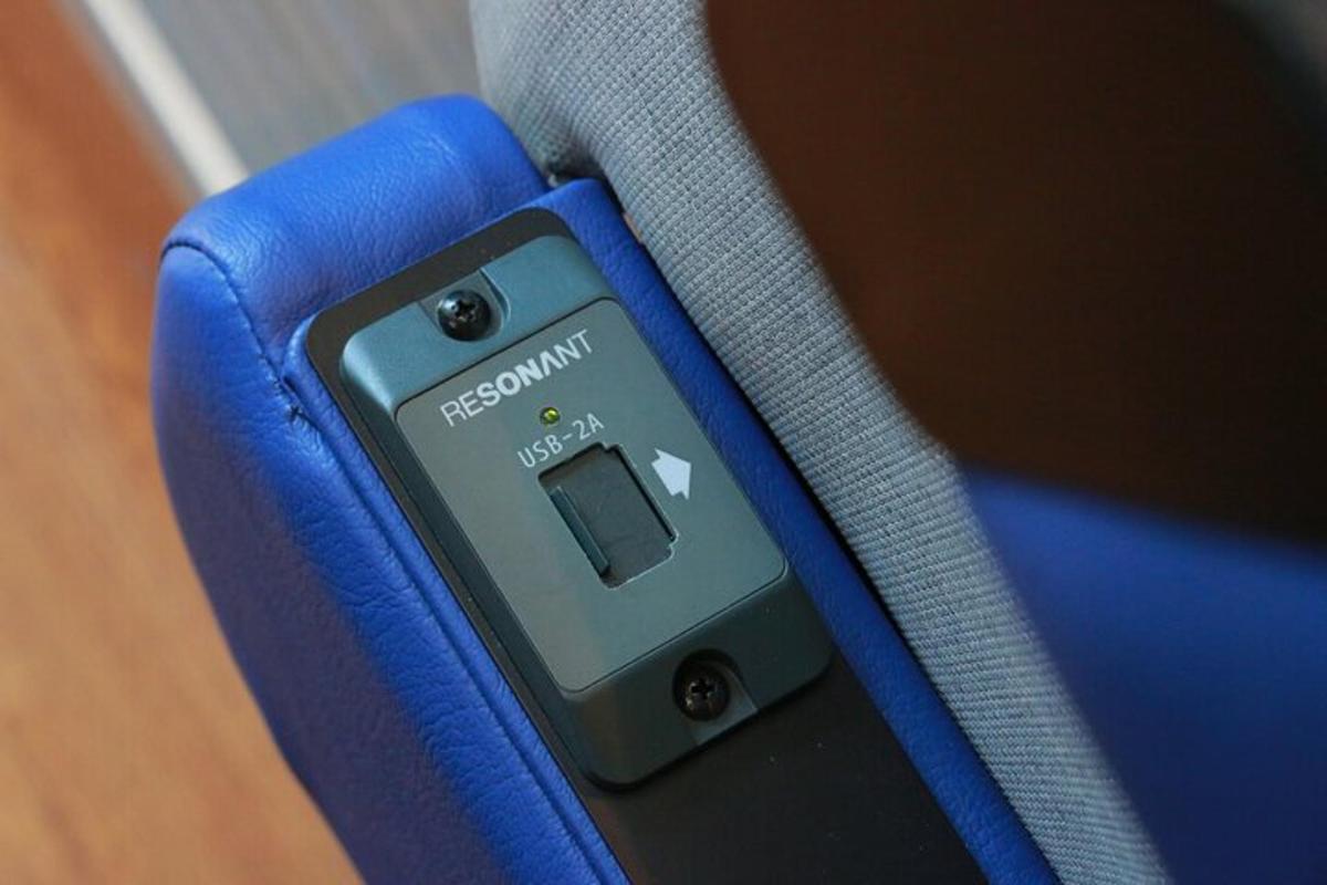 mobiiltelefon istub sinises ümbrises