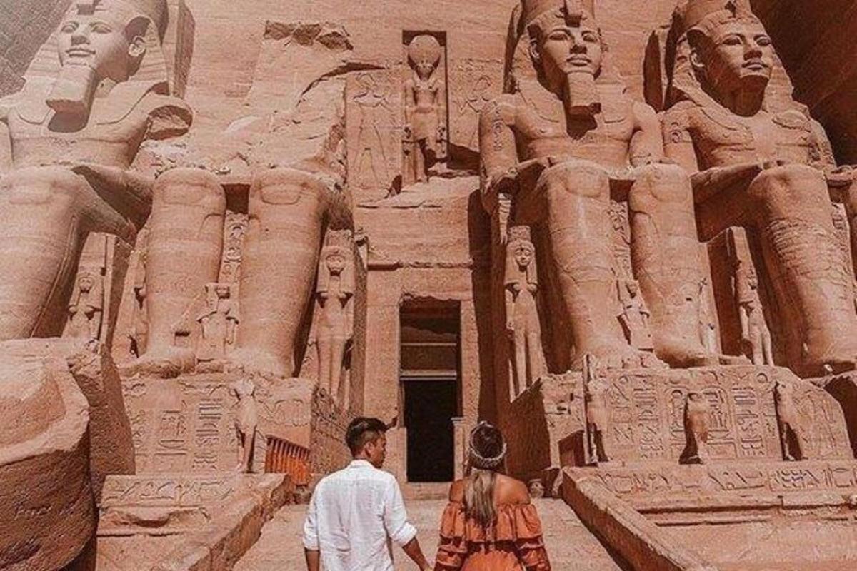 Un hombre y una mujer de pie frente a Anaraoh.
