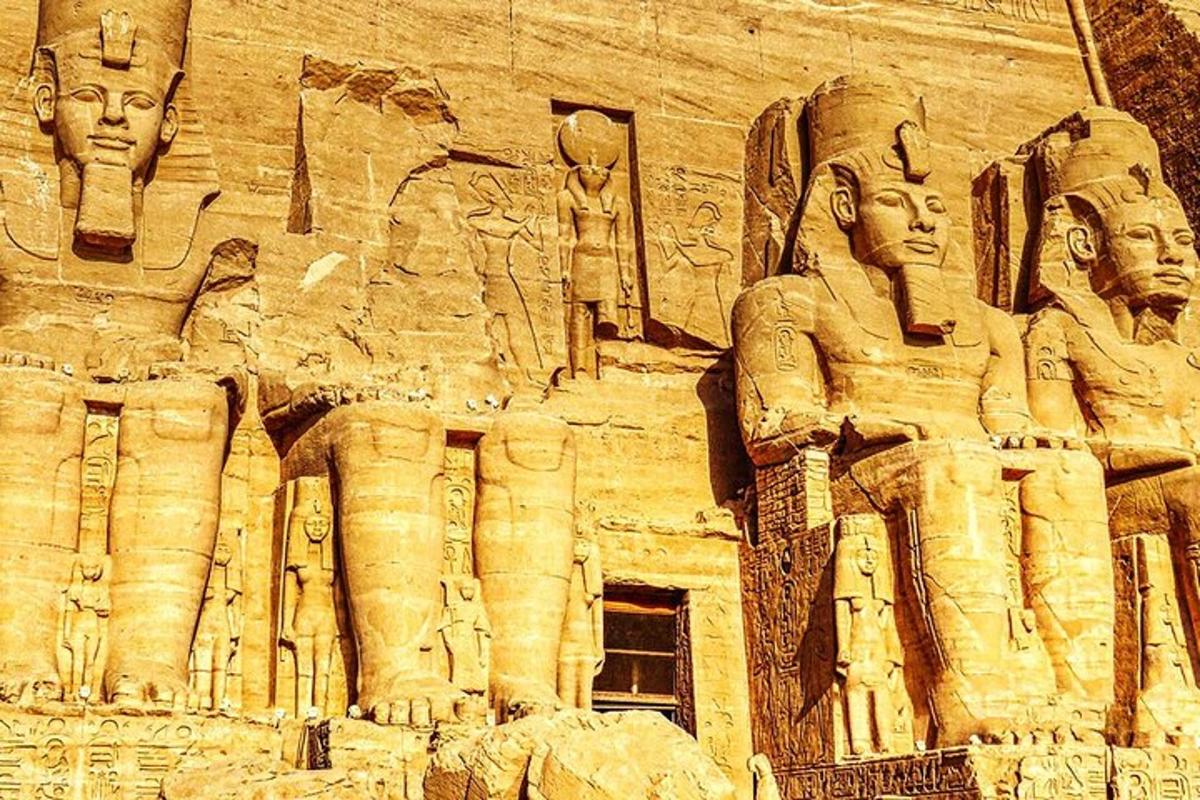 Un edificio de piedra con estatuas a los lados.
