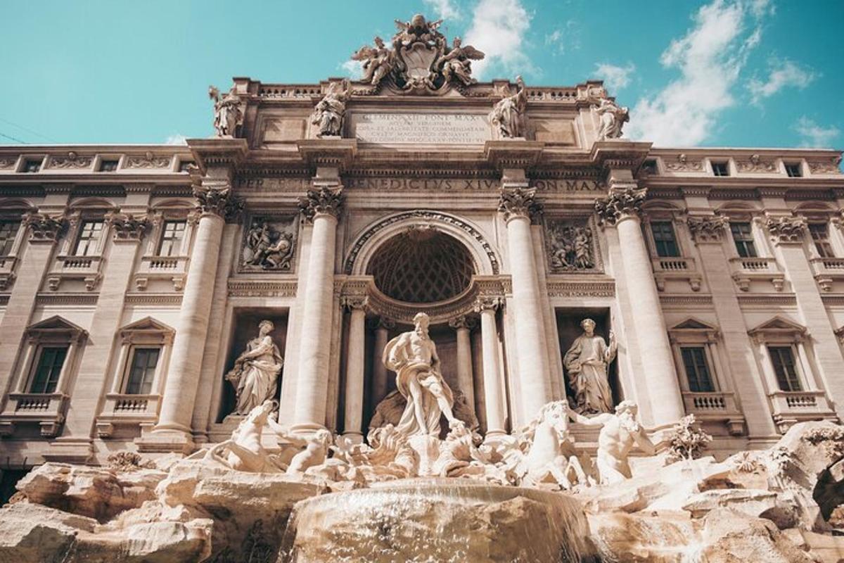 un edificio con una fontana di fronte