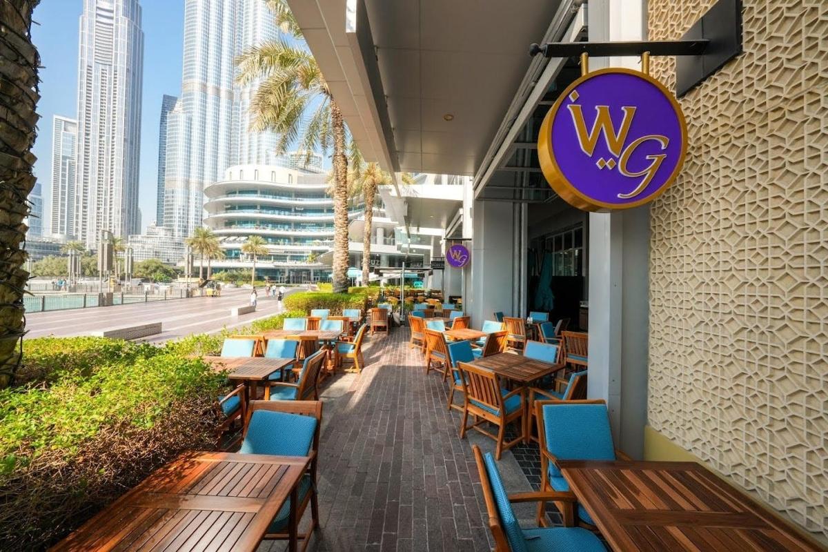 ein Restaurant mit Holztischen und Stühlen auf einer Straße