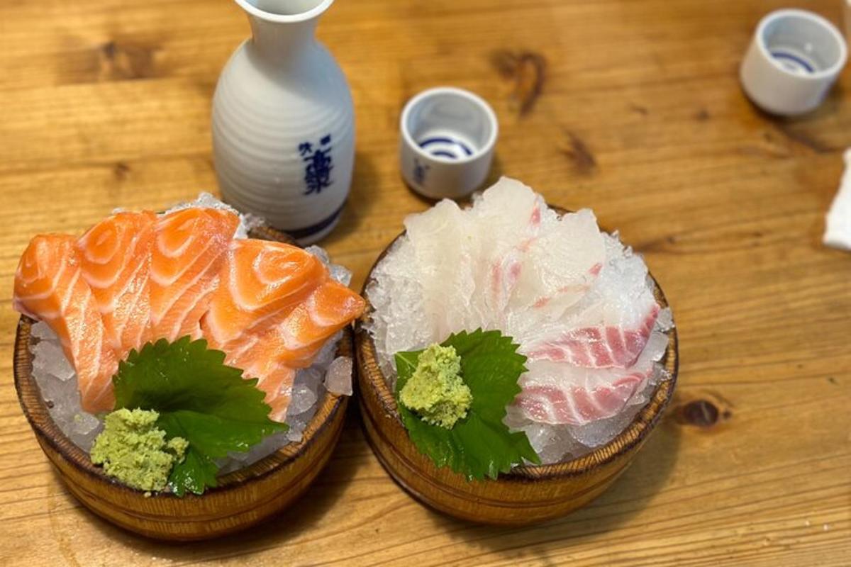 Dvě misky sushi na dřevěném stole