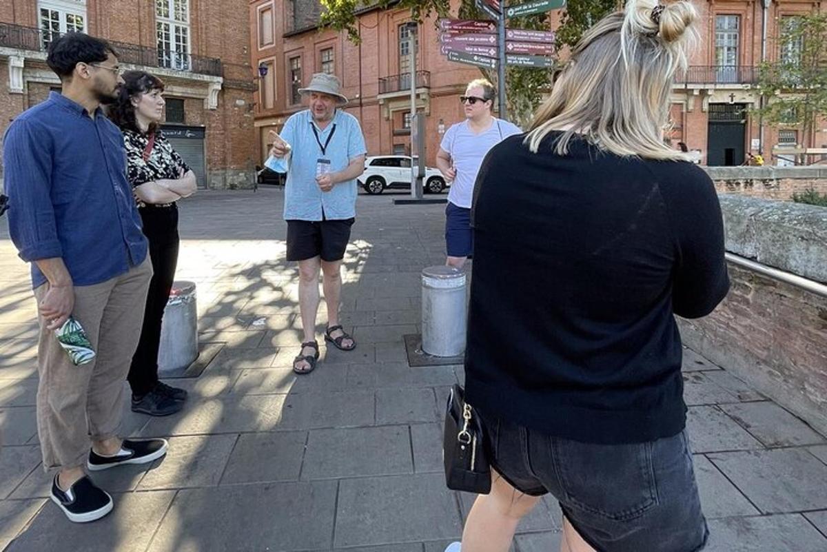 un gruppo di persone in piedi su un marciapiede