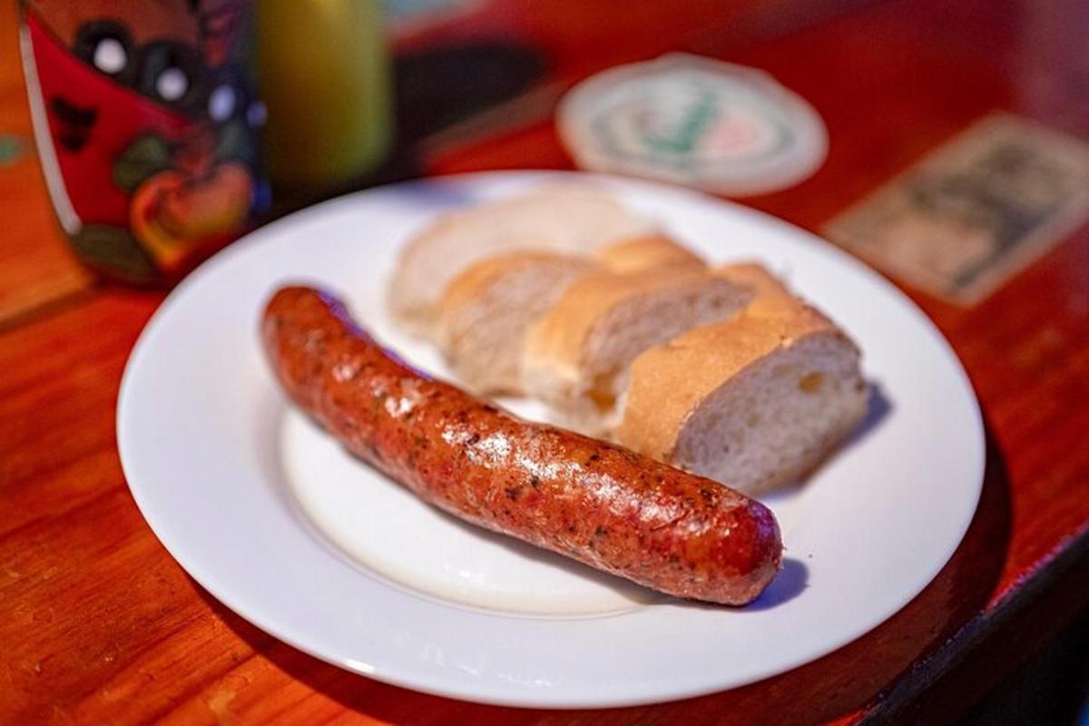 hot dog dan roti di atas pinggan di atas meja