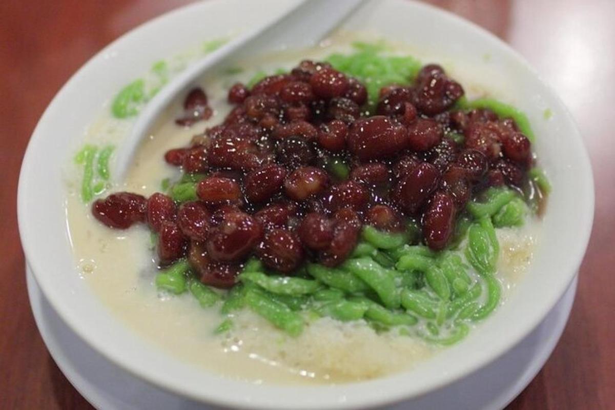 sepiring makanan putih dengan kacang-kacangan dan buncis