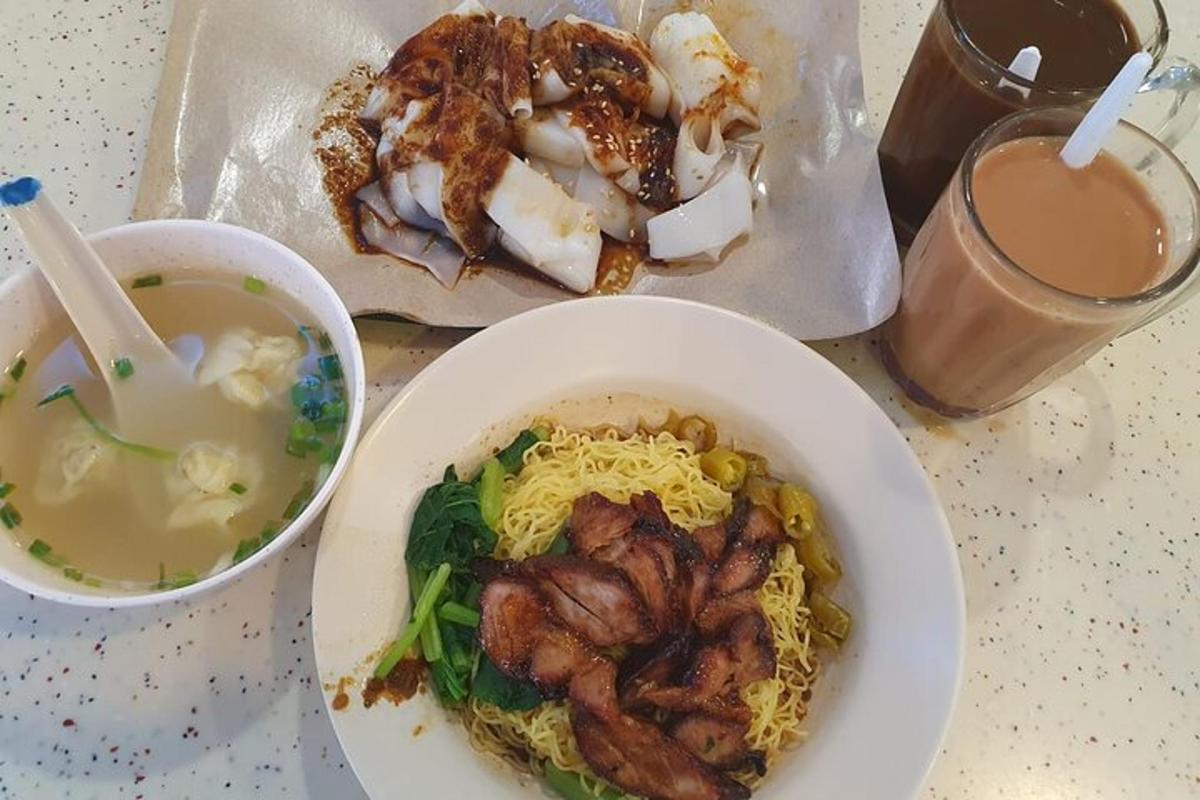 meja dengan semangkuk makanan dan semangkuk sup