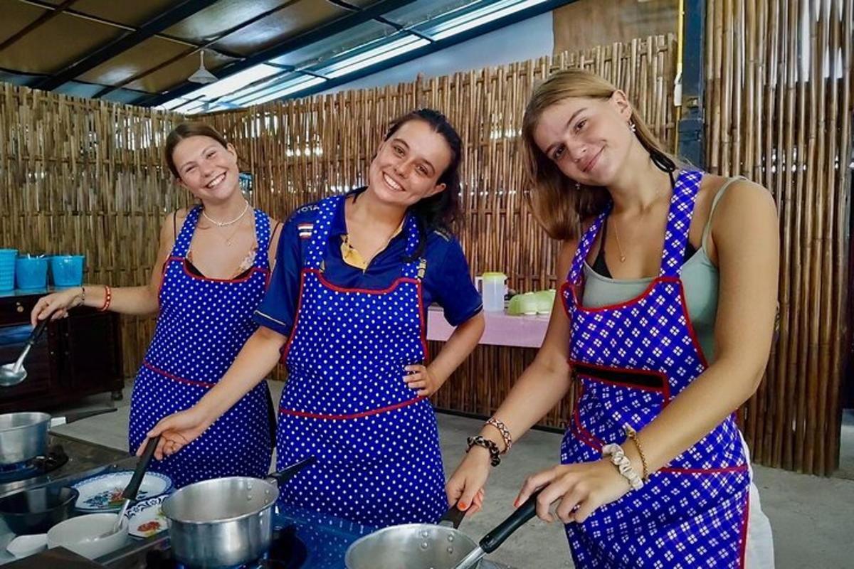 Tres mujeres de pie en una cocina preparando comida