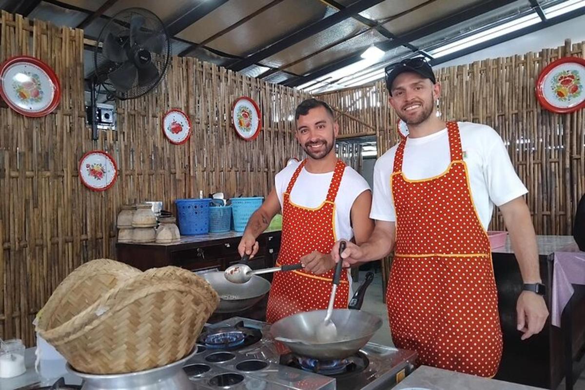 due uomini sono in piedi in una cucina e preparano il cibo