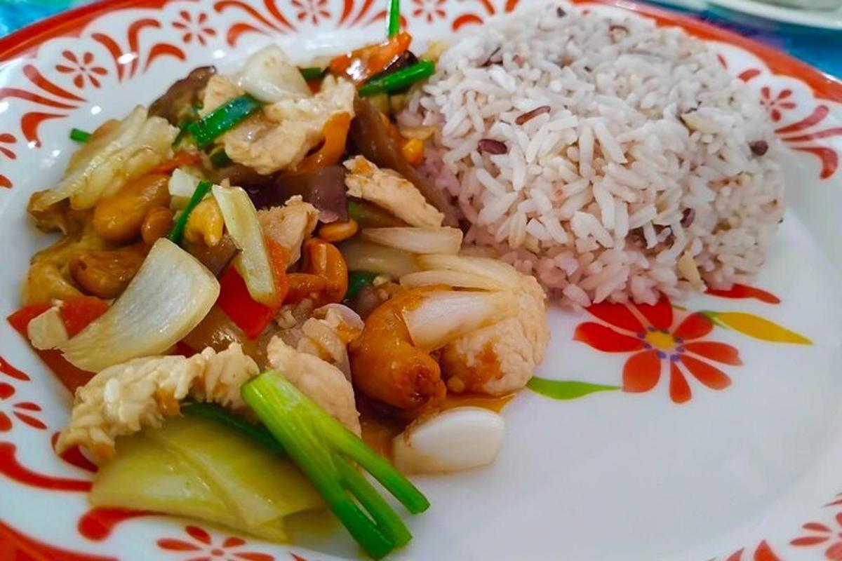 un piatto di cibo con riso, gamberi e verdure