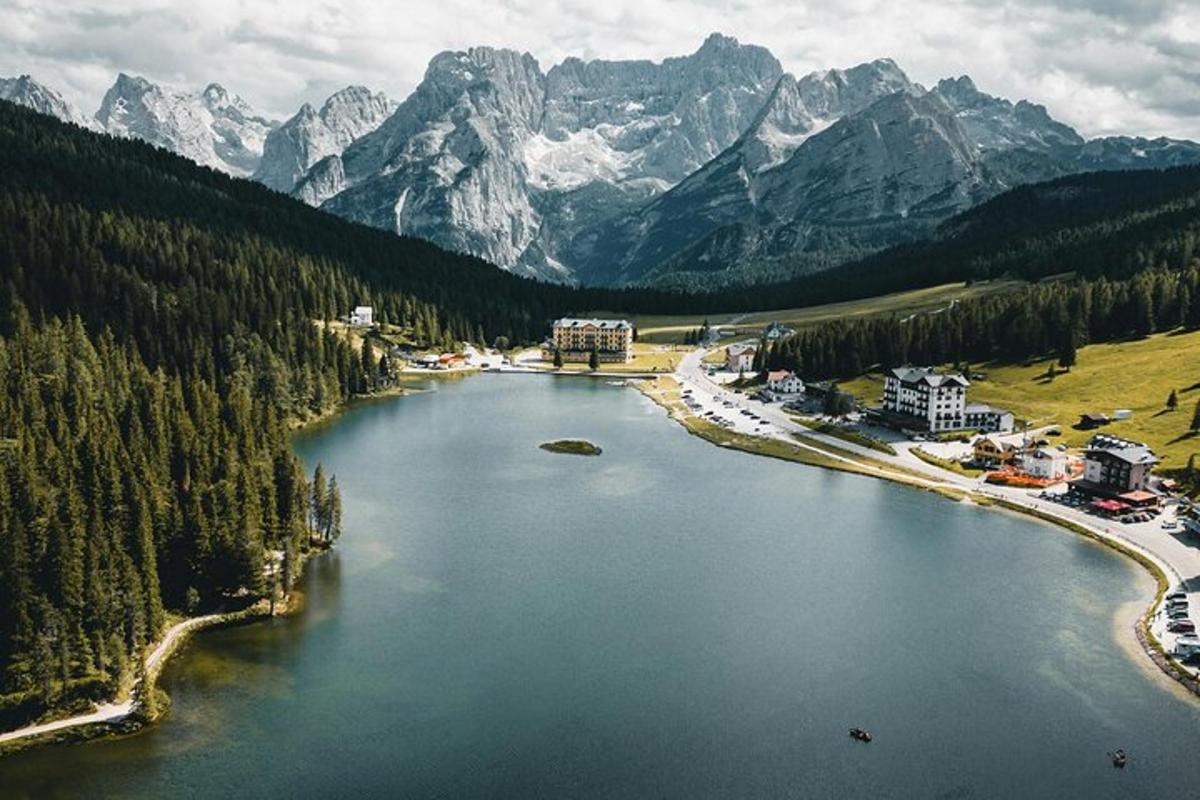 una vista aerea di un lago in montagna