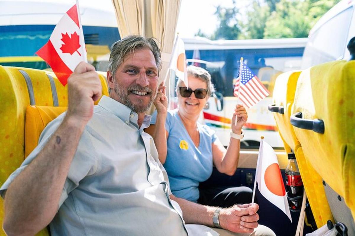 un homme et une femme tenant des drapeaux américain et canadien