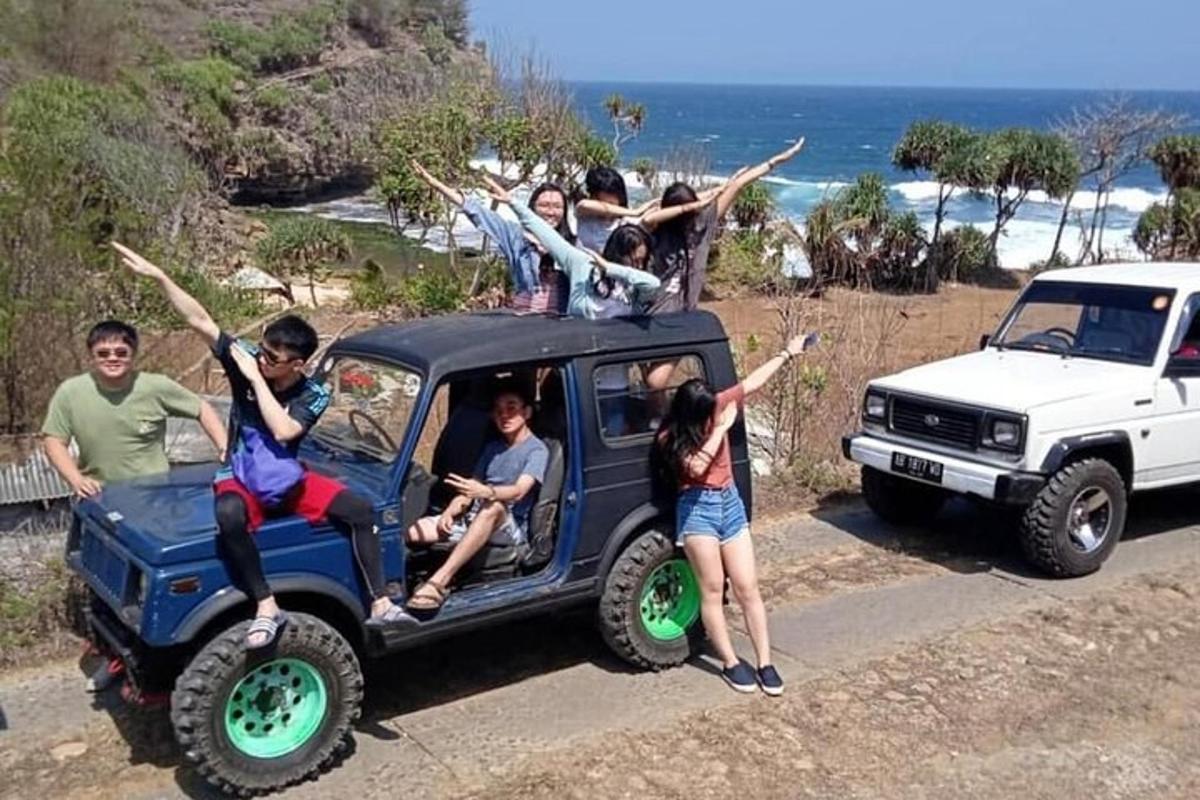 un gruppo di persone sedute sul retro di una jeep