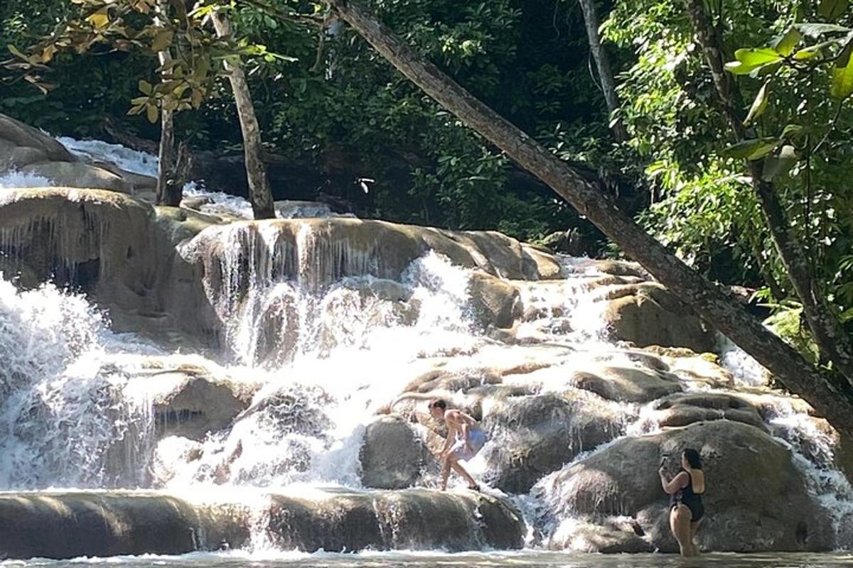 due persone in acqua in una cascata