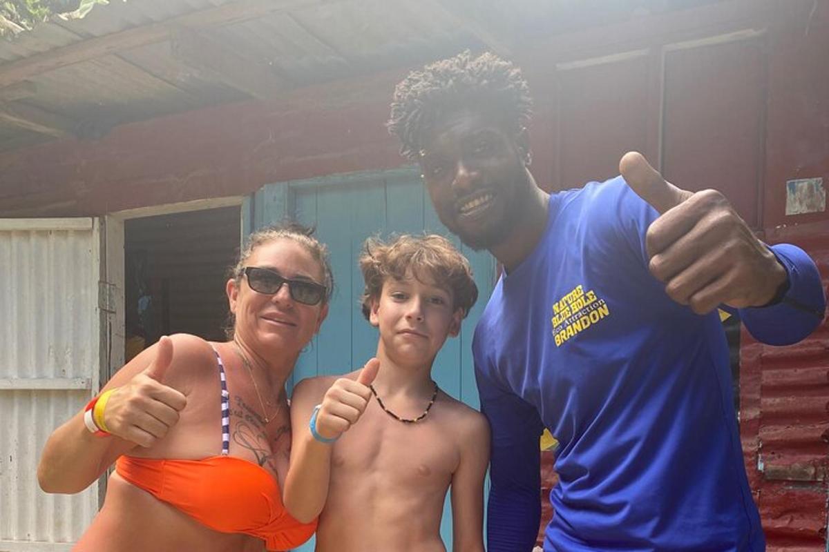un uomo e due donne posano per una foto