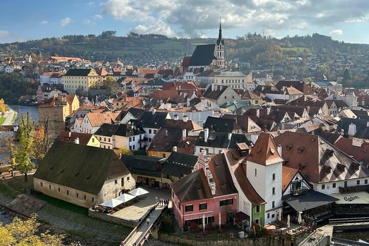 egy város légi felvétele épületekkel és egy templommal