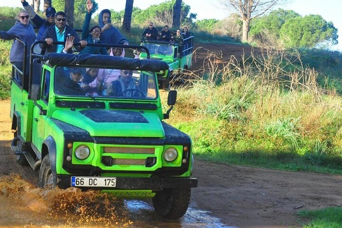 grupp inimesi rohelises veoautos sõitmas