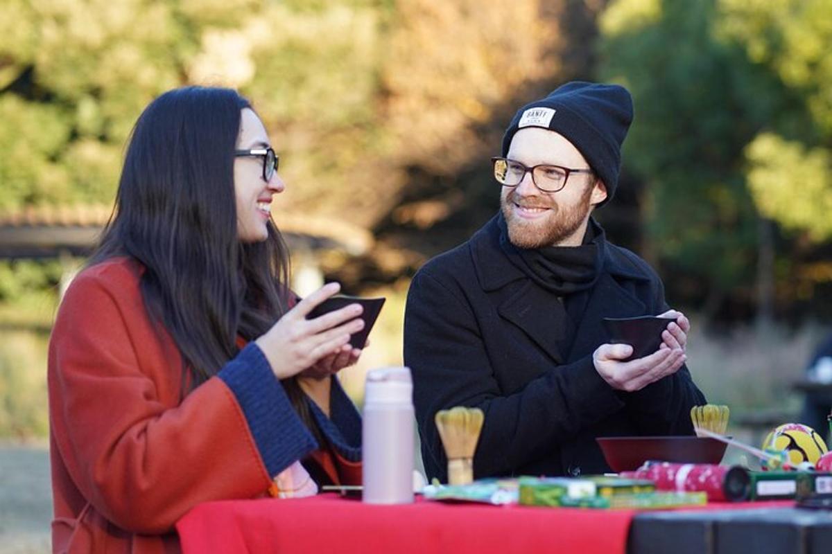 Mees ja naine istuvad laua taga ja vaatavad oma mobiiltelefone