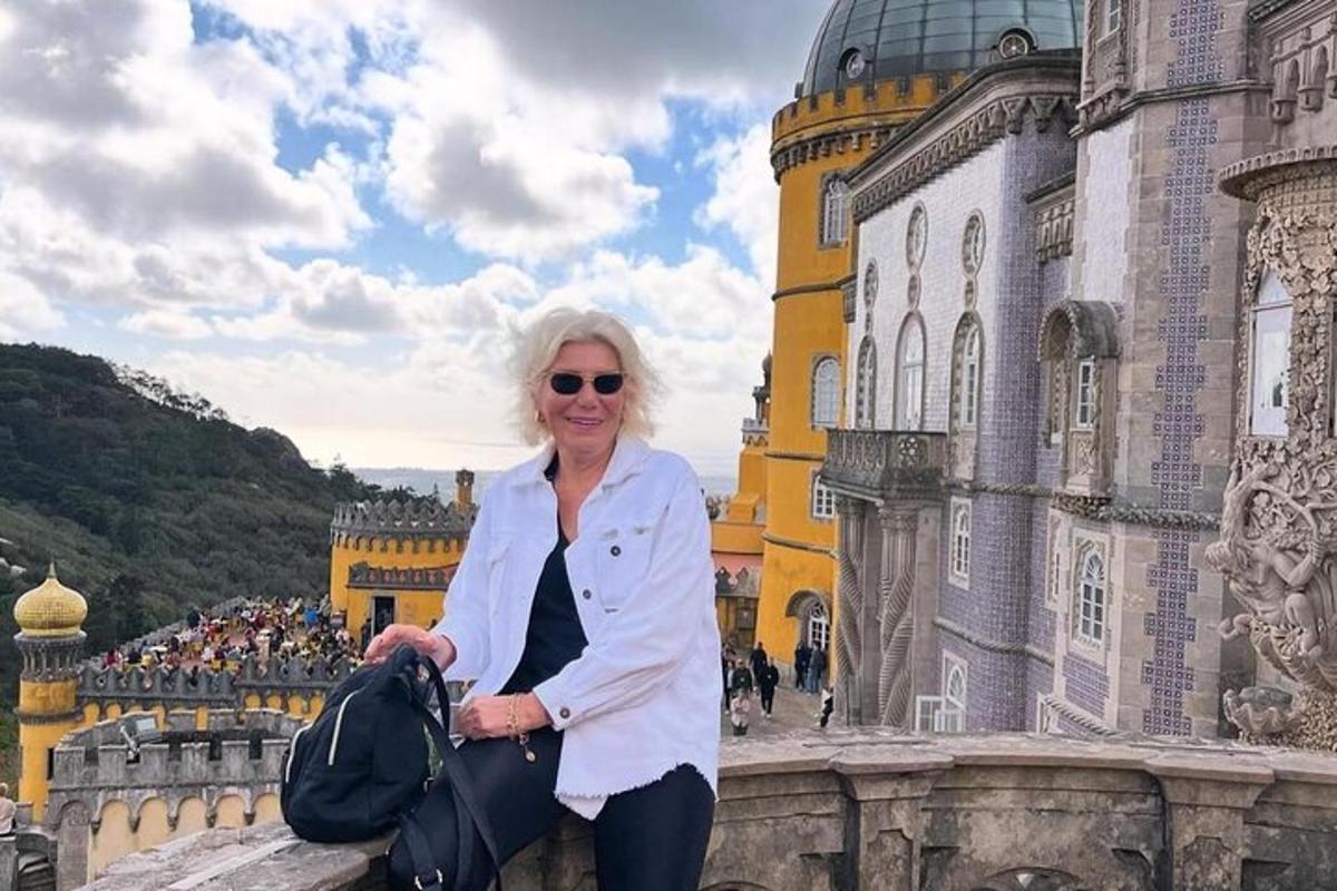 žena sedící na římse před budovou
