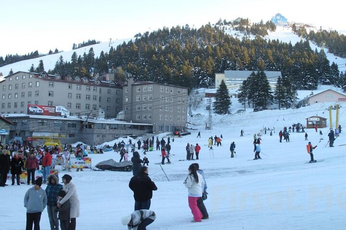 um grupo de pessoas esquiando em uma encosta coberta de neve