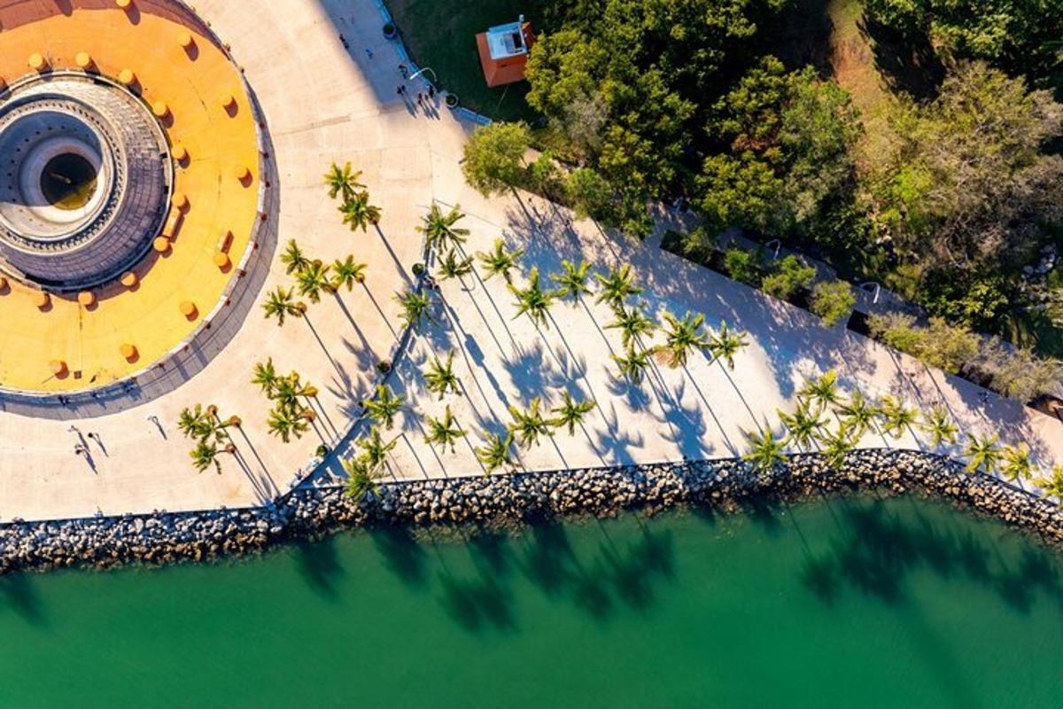 pemandangan atas pantai dengan pokok dan air