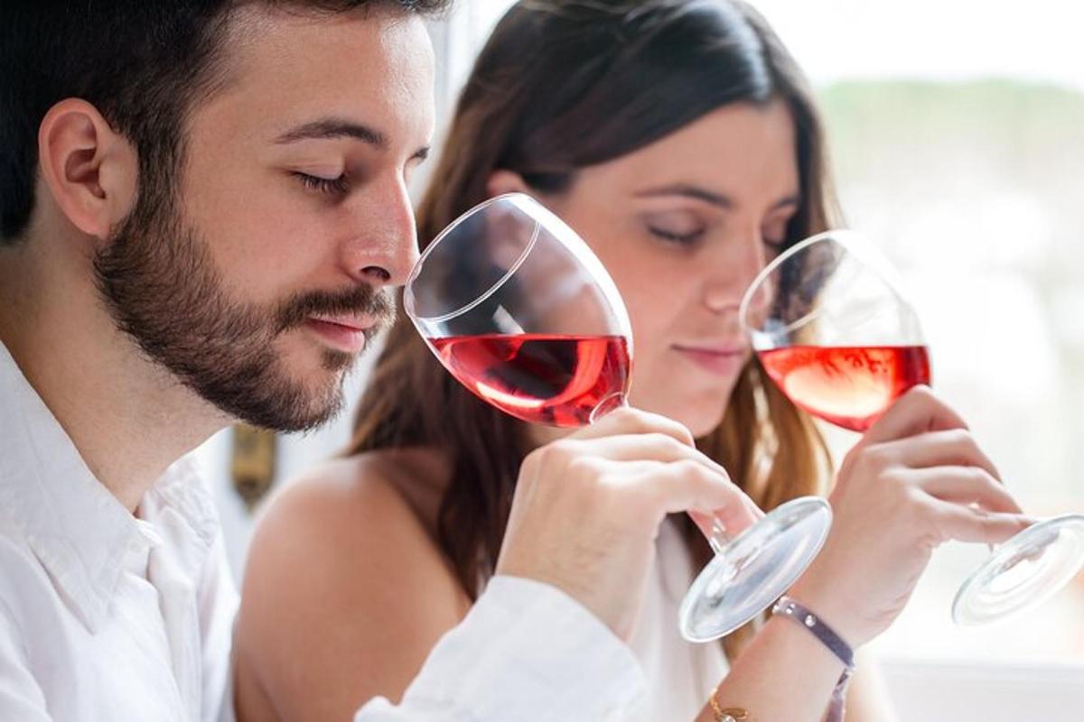 isang lalaki at isang babae na umiinom ng red wine