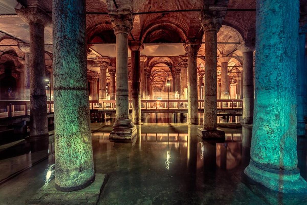 una gran sala amb columnes en un edifici antic