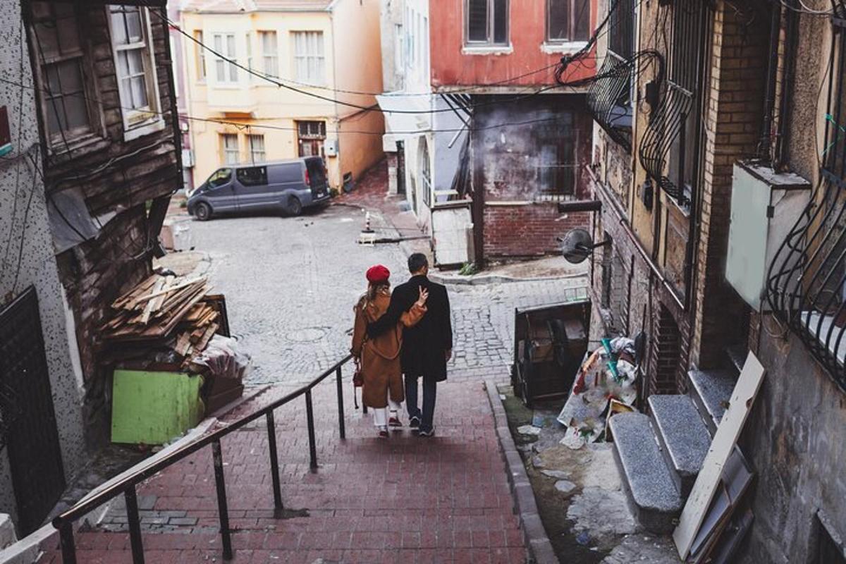 muž a žena jdoucí po ulici