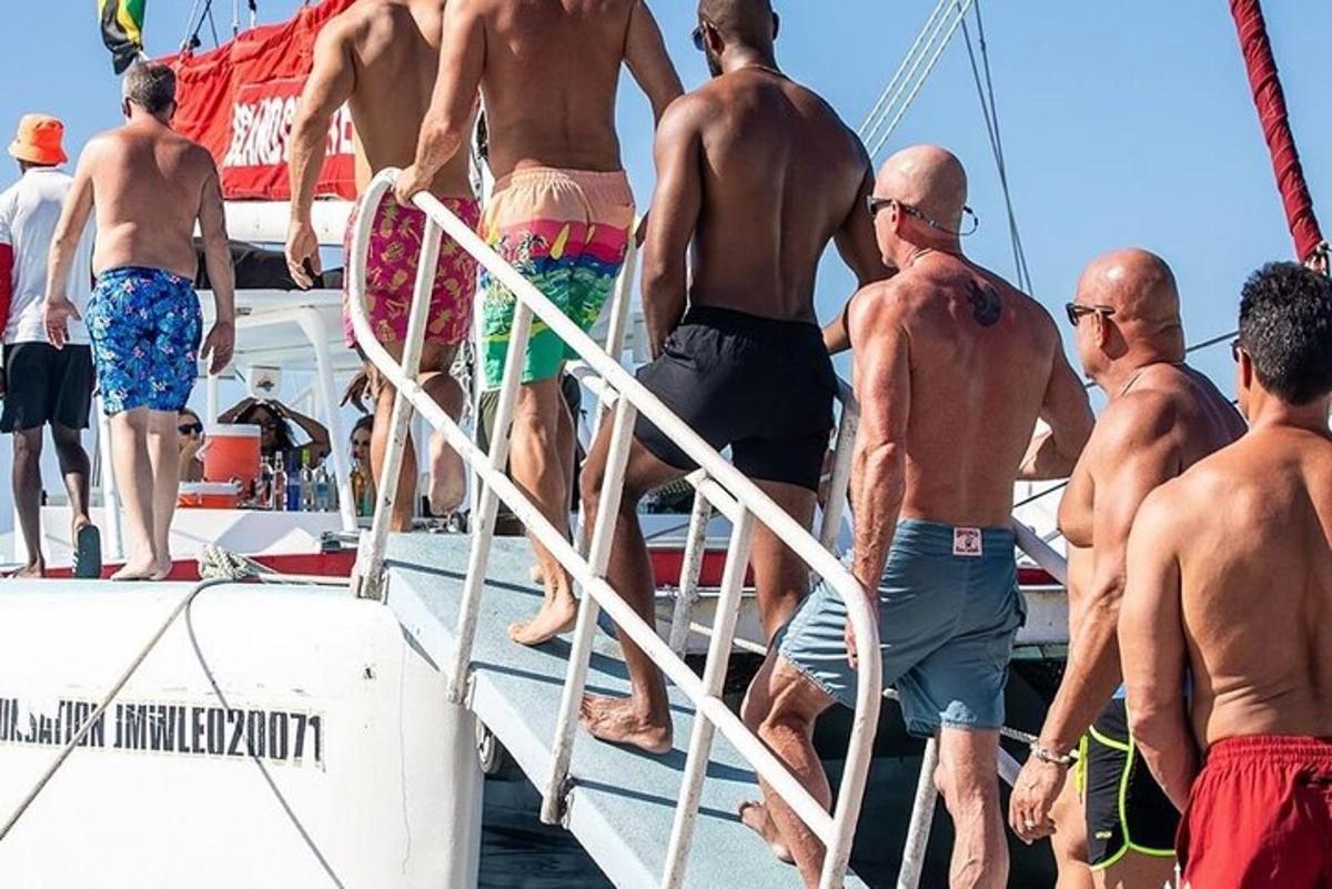 μια ομάδα ανδρών που στέκονται σε μια βάρκα