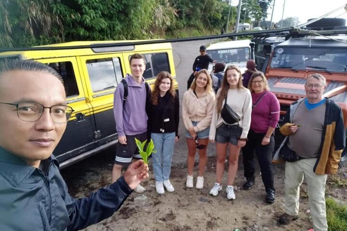 grupp inimesi seisab kaubiku ees