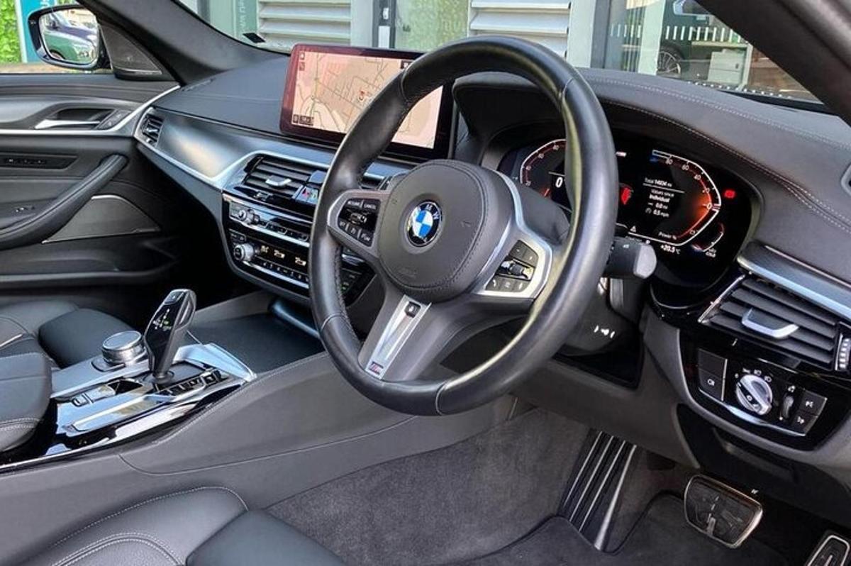 הגה ולוח מחוונים של מכונית של BMW