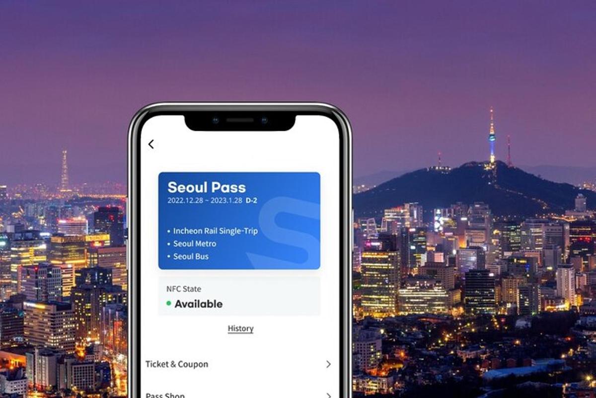 Un teléfono celular con una página de búsqueda sobre una ciudad