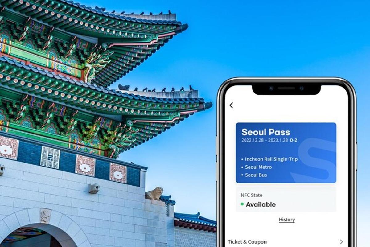 Un teléfono celular tomando una fotografía de un edificio