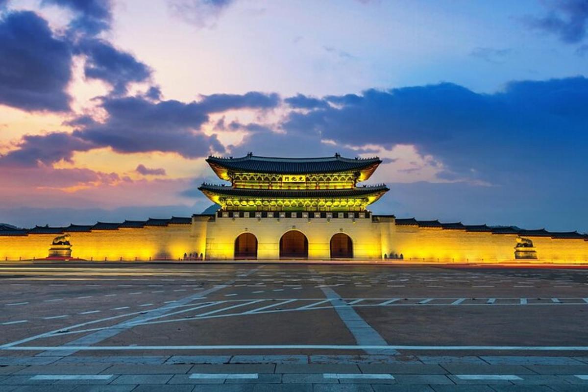 Un gran edificio con una puesta de sol al fondo.