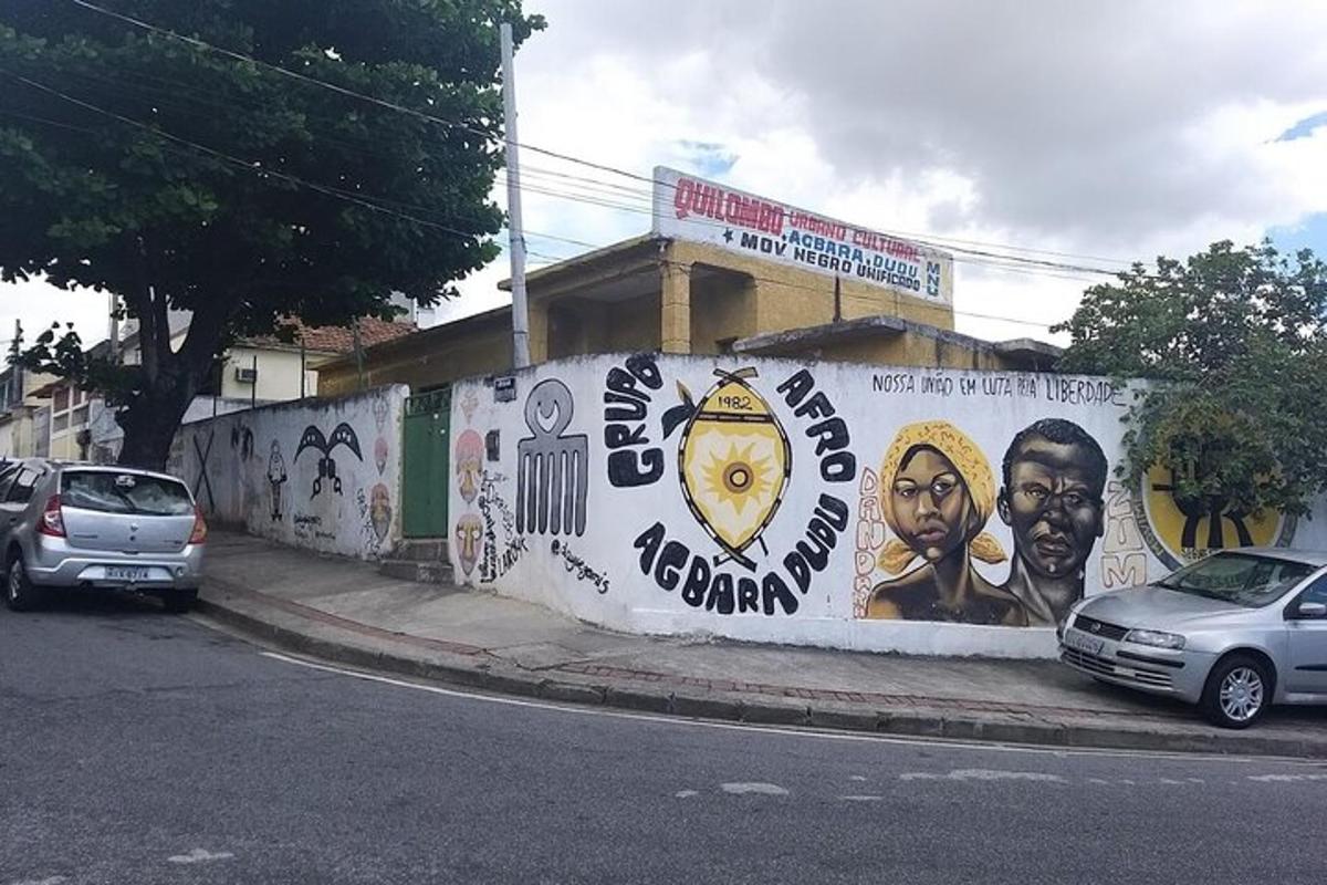 uma parede com um mural de dois homens
