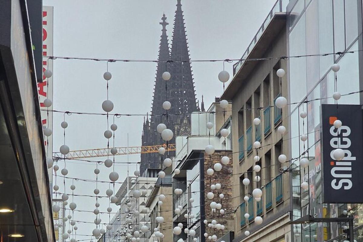 una fila di lampioni con un edificio sullo sfondo