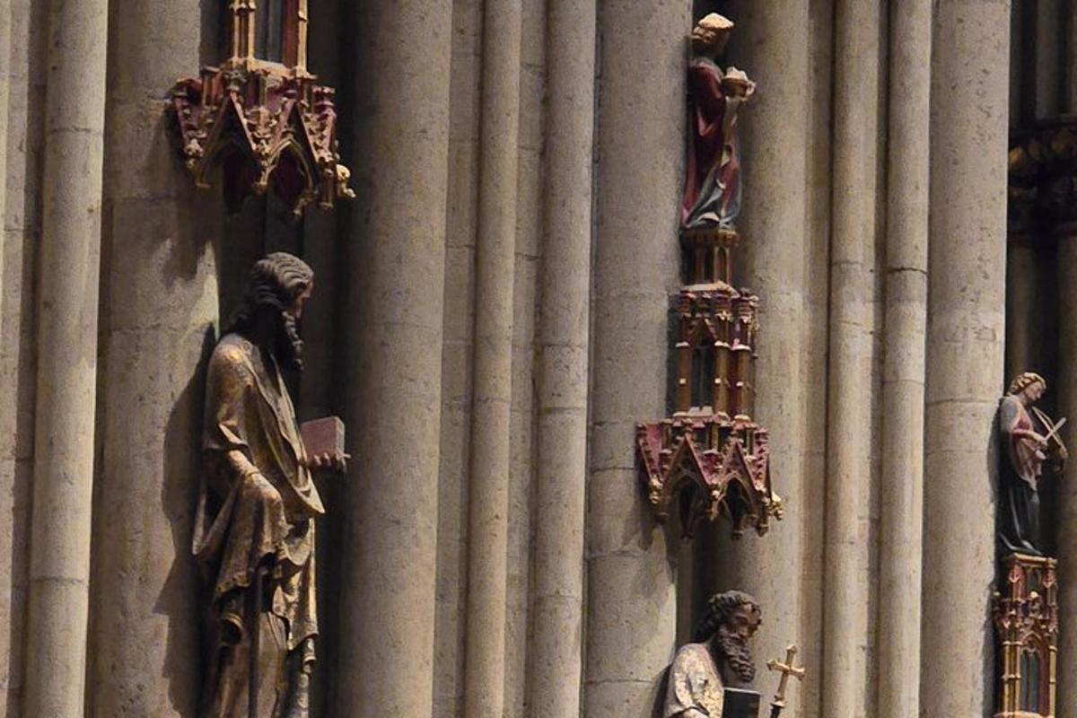 un edificio con statue ai lati