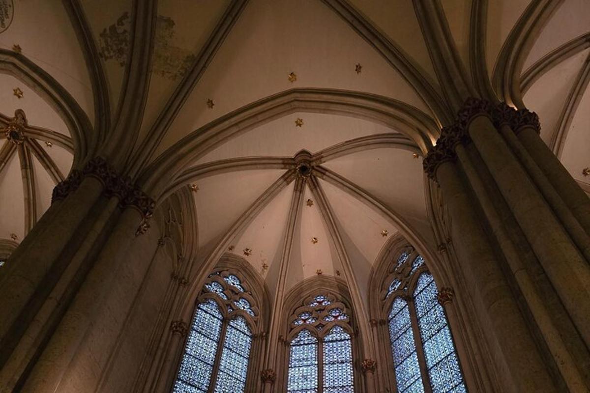 una chiesa con due finestre e un grande soffitto