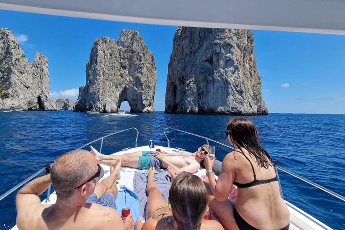 skupina lidí na lodi v oceánu