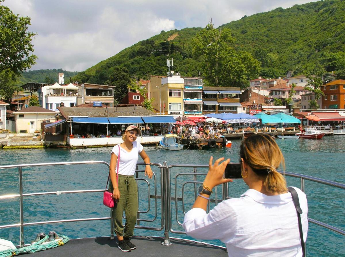 una donna che scatta una foto a una donna in riva all'acqua
