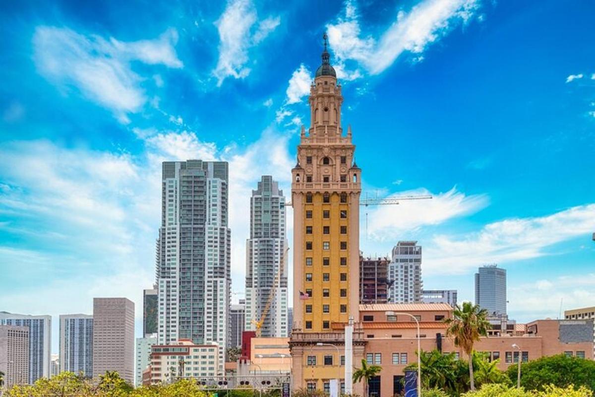Un edificio alto con una torre de reloj en una ciudad.
