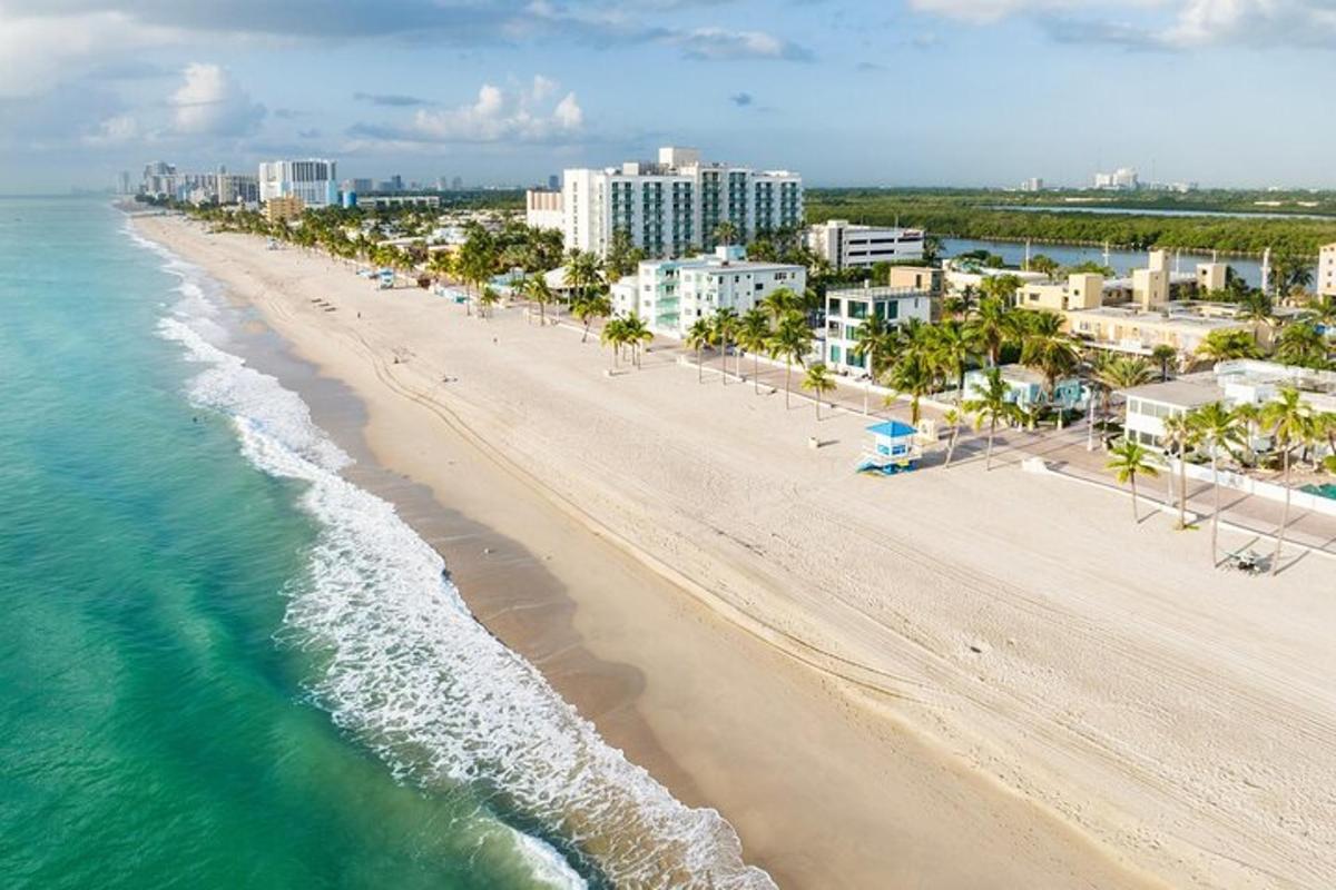 Una vista aérea de una playa con edificios y el océano.