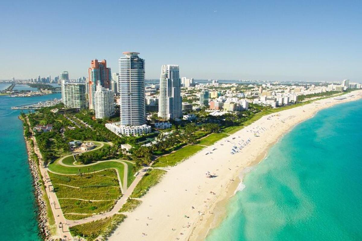 Una vista aérea de una playa con edificios y el océano.