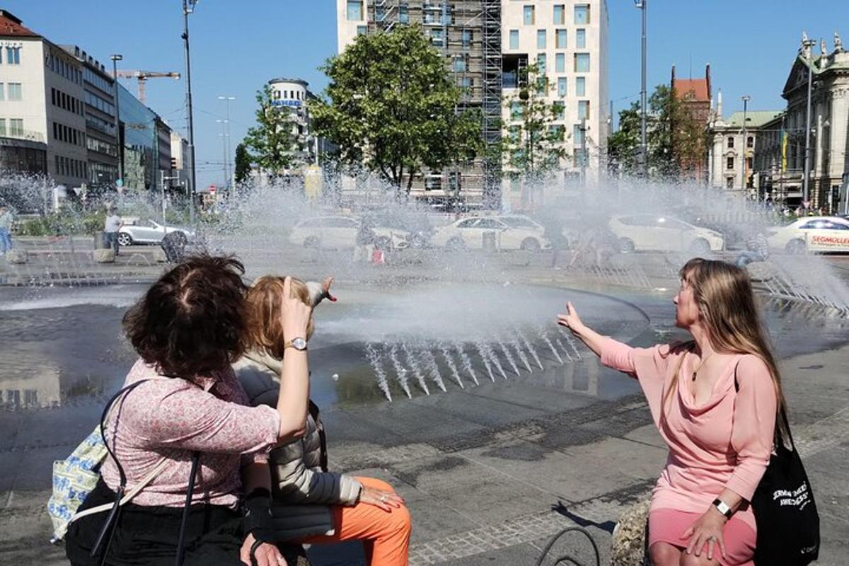 Kaks naist istuvad purskkaevu ees