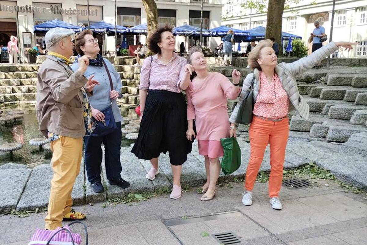 skupina ljudi, ki stojijo na pločniku
