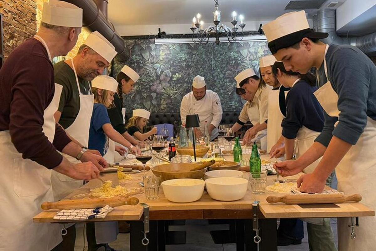 un grup de xefs al voltant d'una taula preparant menjar