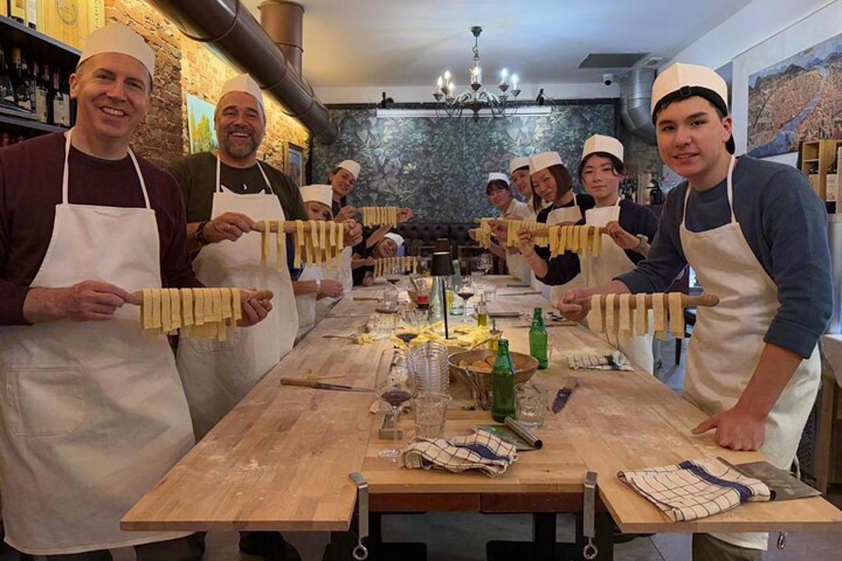 un grup de xefs al voltant d'una taula preparant menjar
