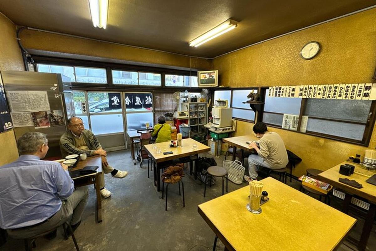 skupina lidí sedících u stolů v restauraci