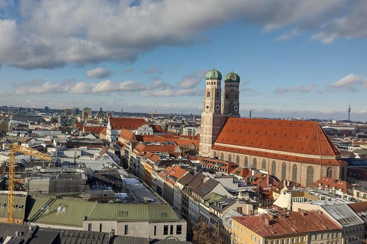 una vista aerea di una città con una torre dell'orologio