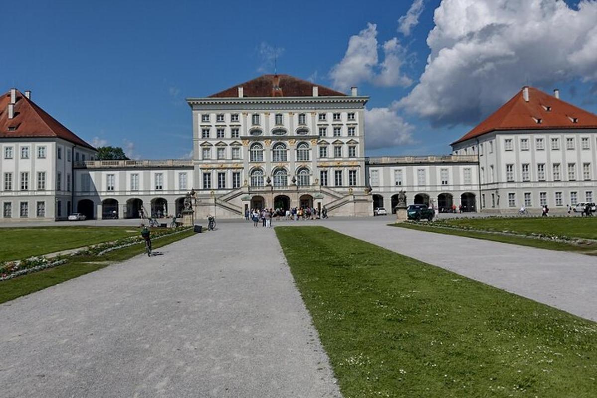 o clădire mare și albă cu acoperișuri roșii