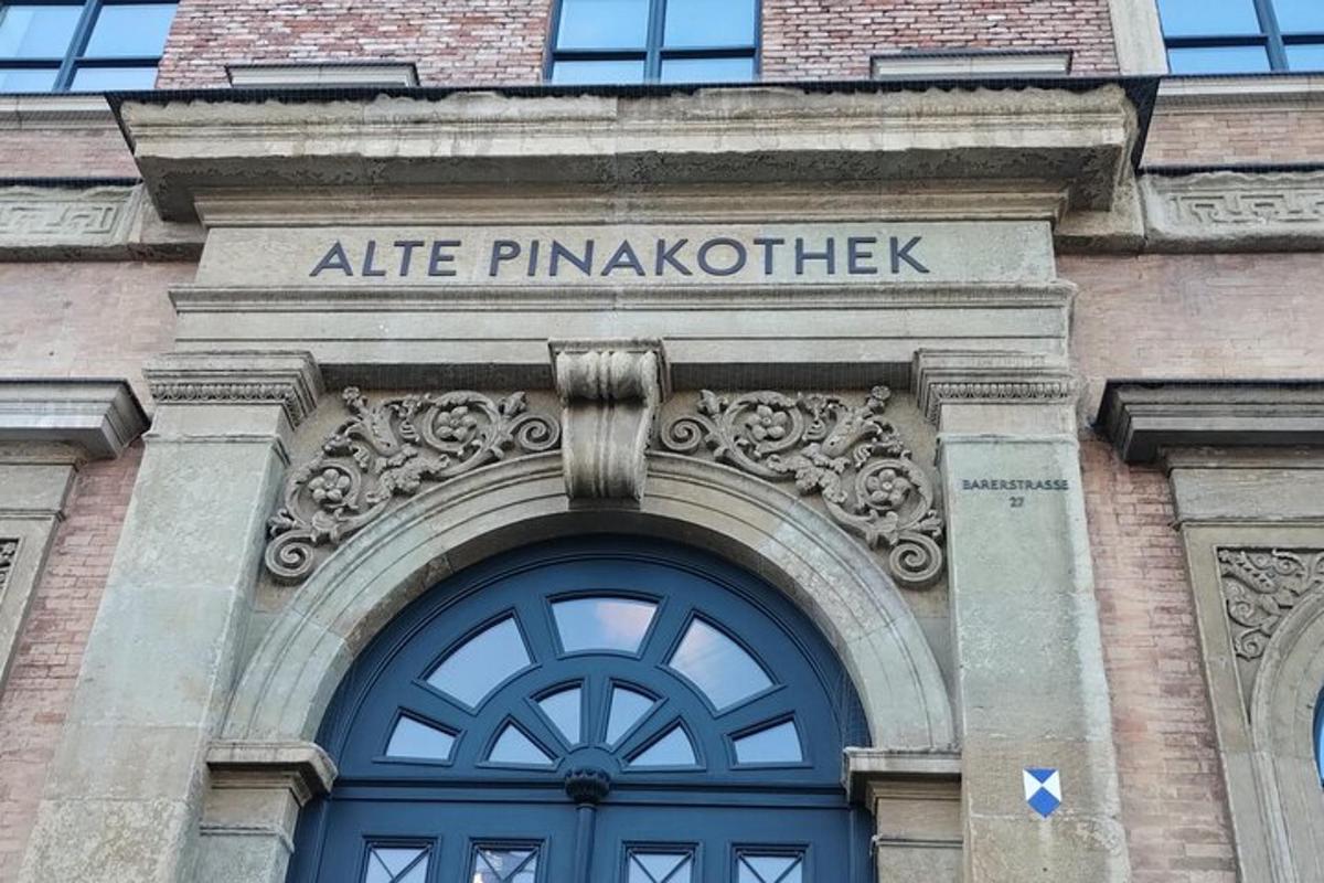 stavba z modrimi vrati in napisom elite pinnovationket